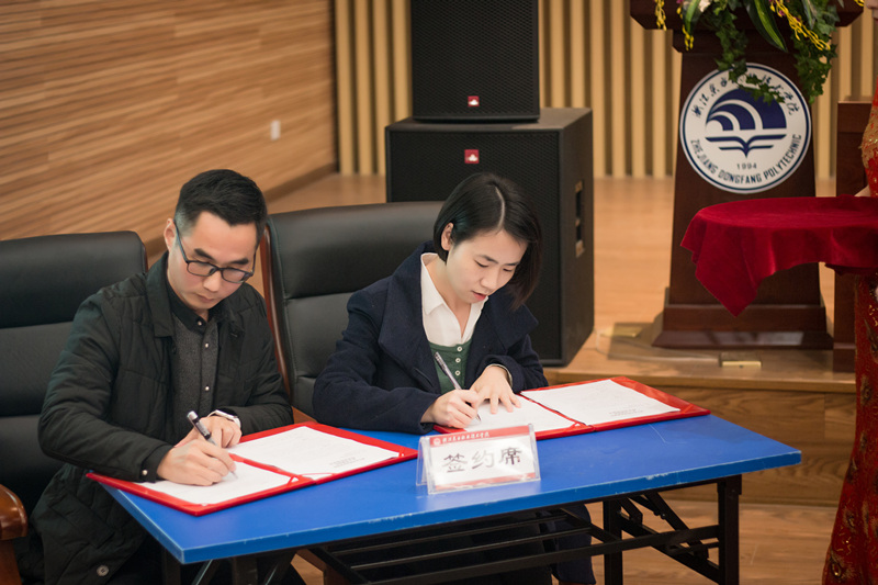 和WISH 签约_副本.jpg